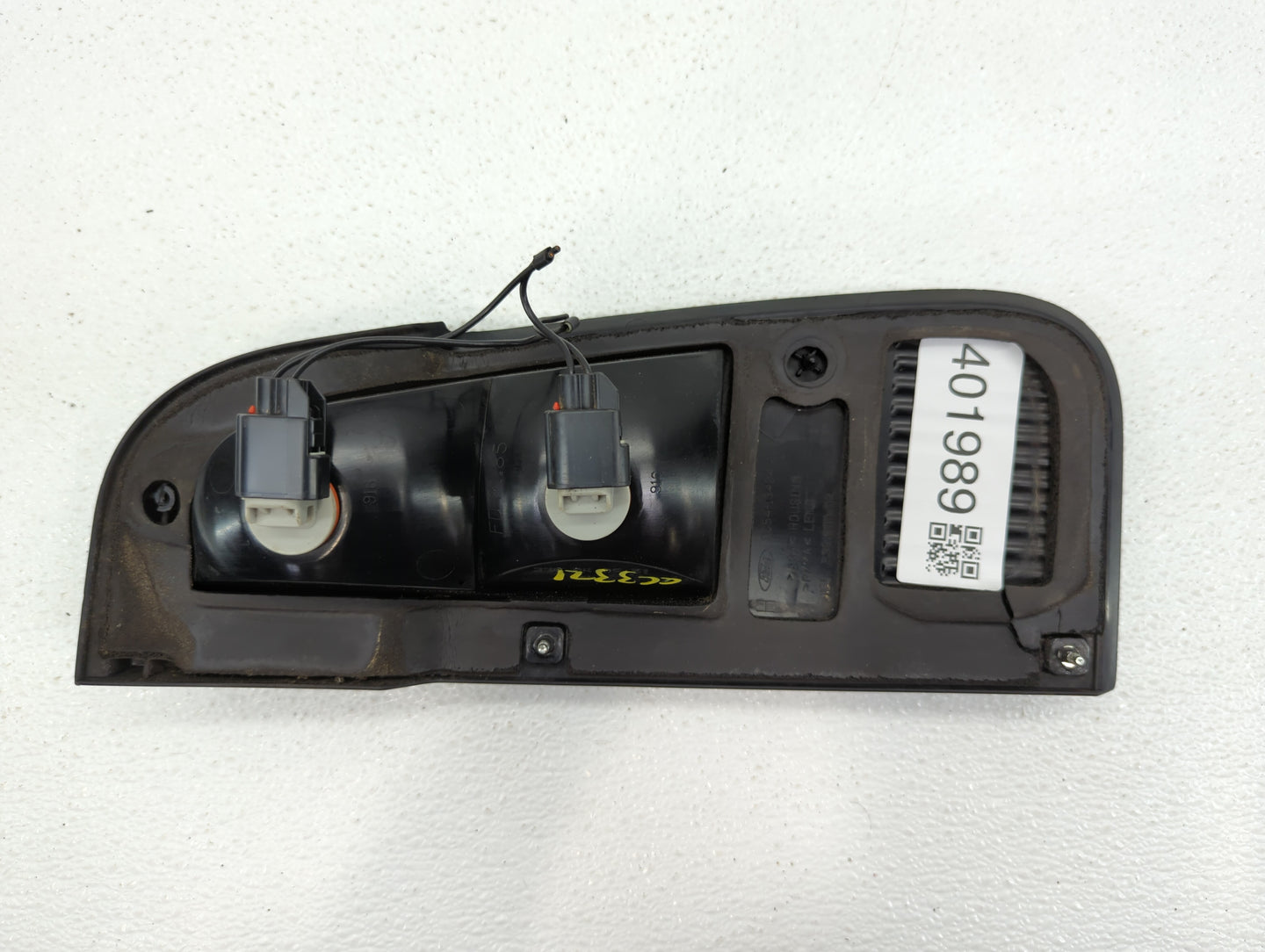 2003-2005 Lincoln Aviator Tail Light Assembly Passenger Right OEM P/N:2C54-13404-A Fits Fits 2003 2004 2005 OEM Used Auto Pa