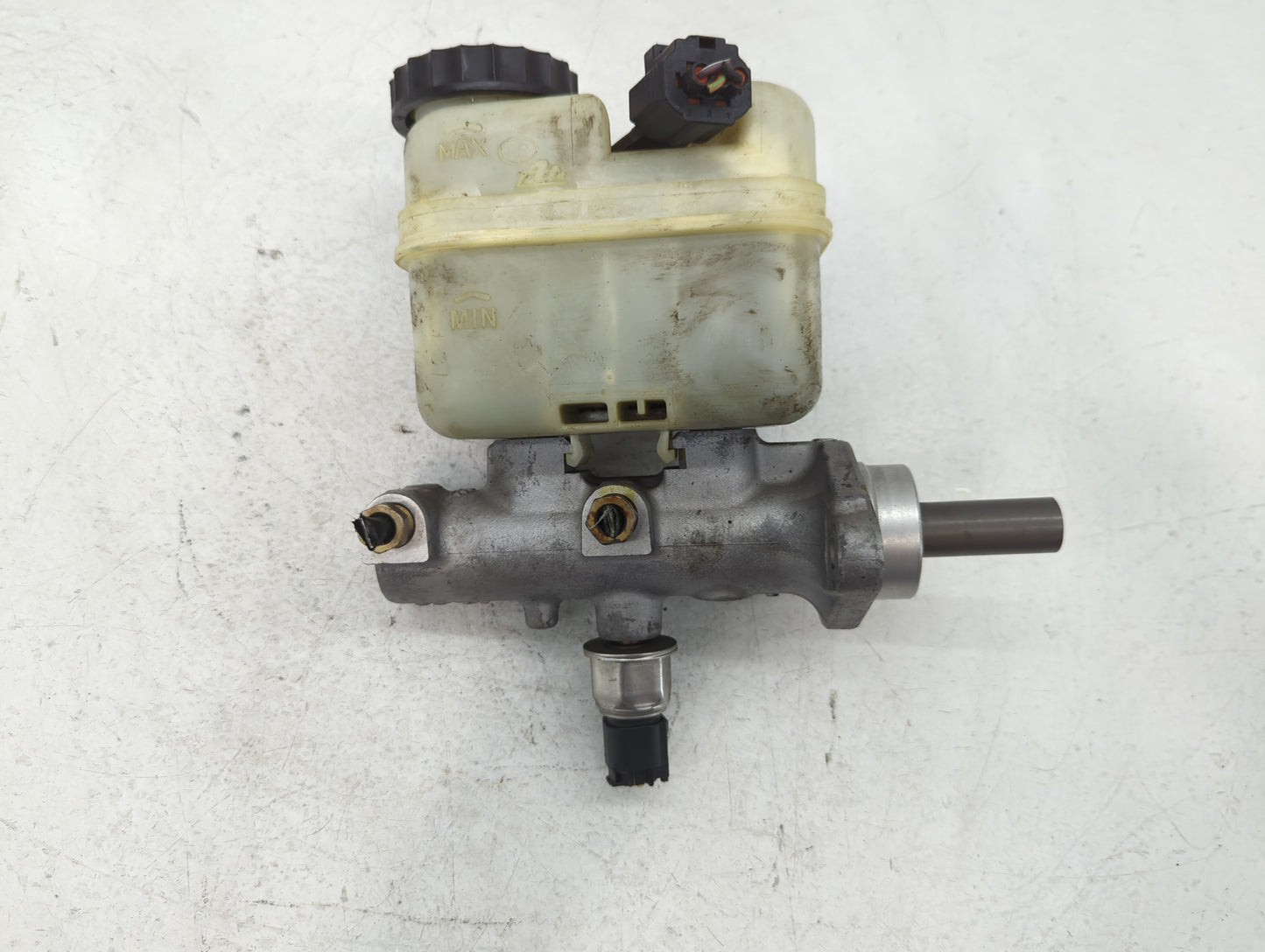 2003-2005 Lincoln Aviator Brake Master Cylinder - Oemusedautoparts1.com