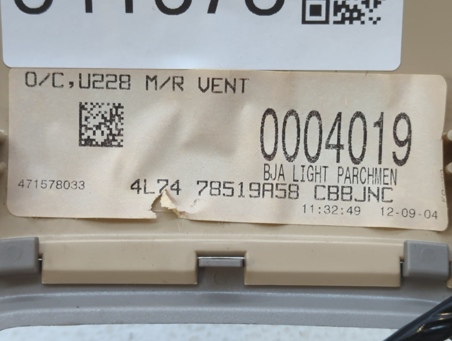 2005 Lincoln Navigator Center Floor Console P/N:78519A58 Fits OEM Used Auto Parts - Oemusedautoparts1.com