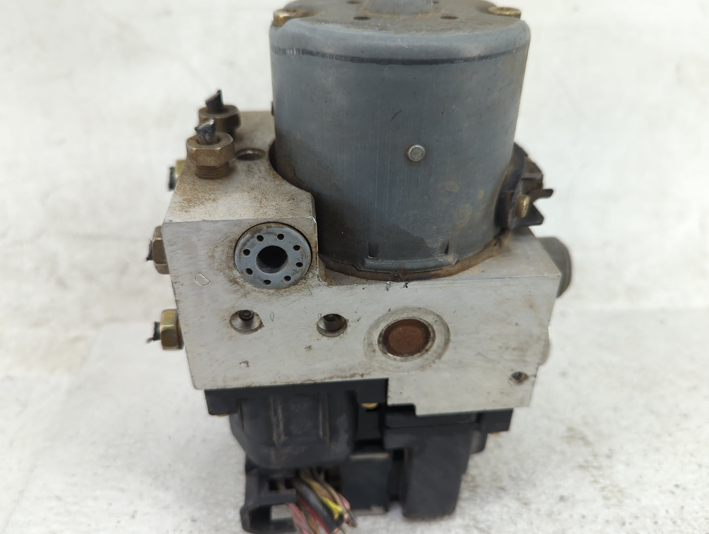 2005 Lincoln Town Car ABS Pump Control Module Replacement P/N:5W13-2C353-A Fits OEM Used Auto Parts - Oemusedautoparts1.com