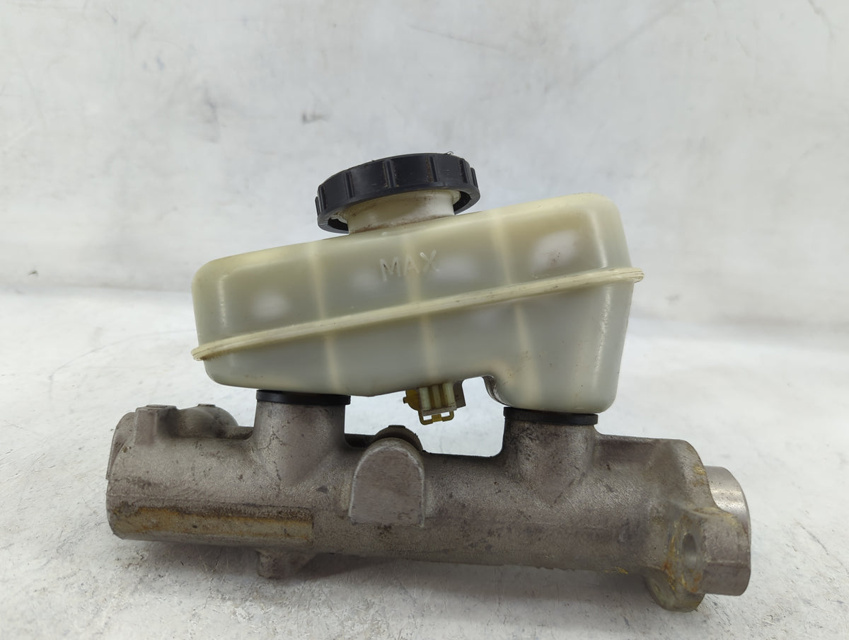 2001-2011 Lincoln Town Car Brake Master Cylinder 1498867 - Oemusedautoparts1.com