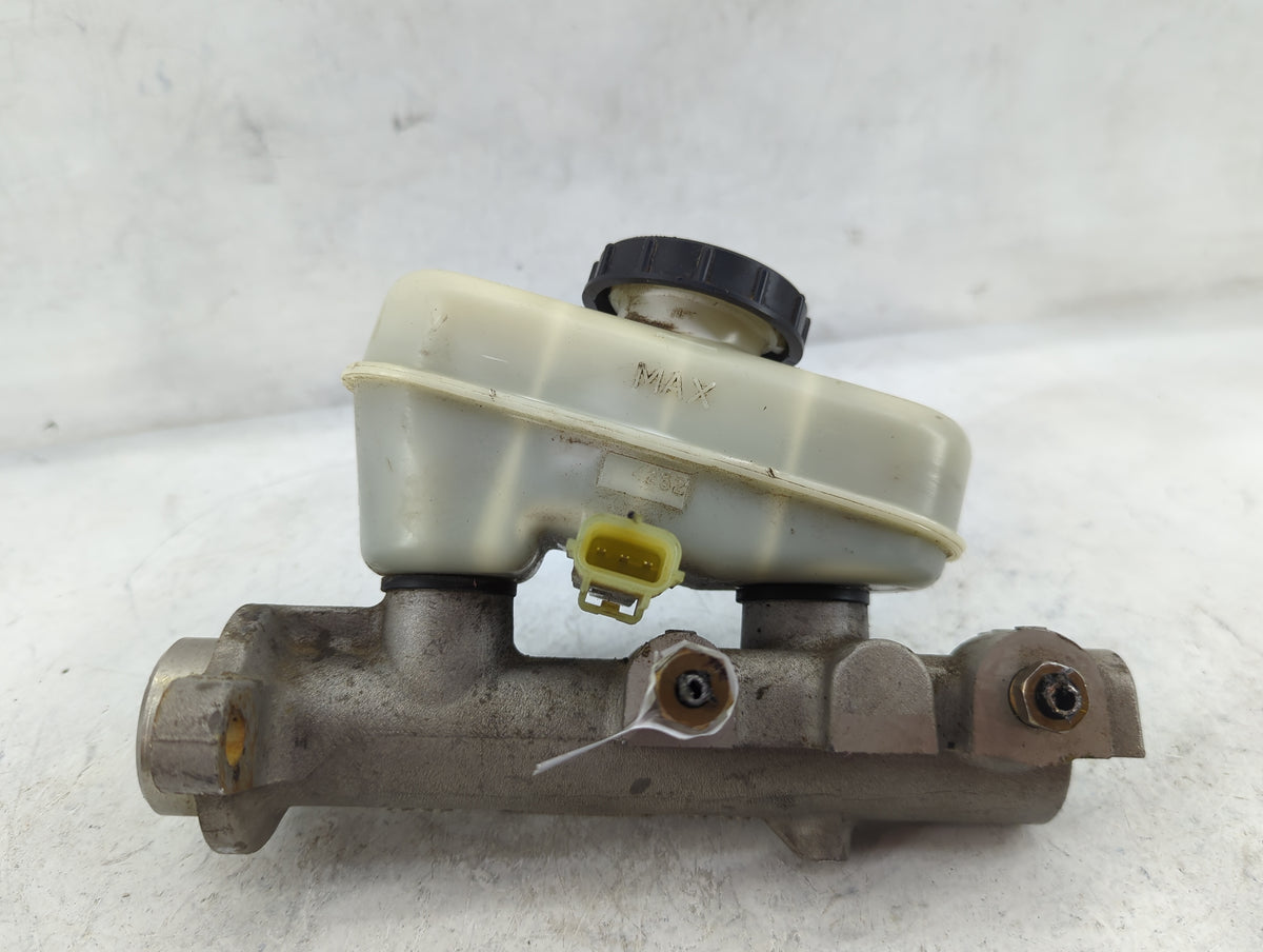 2001-2011 Lincoln Town Car Brake Master Cylinder 1498867 - Oemusedautoparts1.com