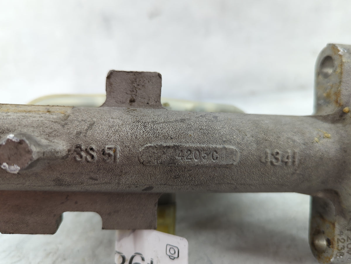 2001-2011 Lincoln Town Car Brake Master Cylinder 1498867 - Oemusedautoparts1.com