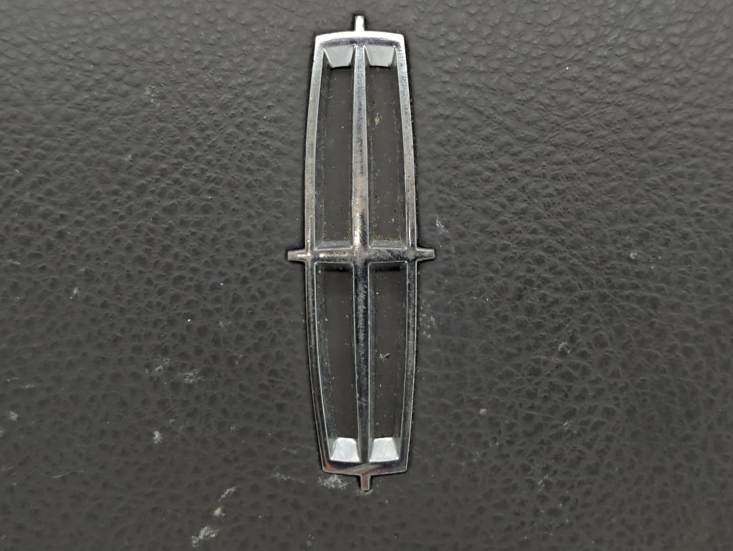 2005-2006 Lincoln Town Car Air Bag Driver Left Steering Wheel Mounted Fits Fits 2005 2006 OEM Used Auto Parts - Oemusedautop