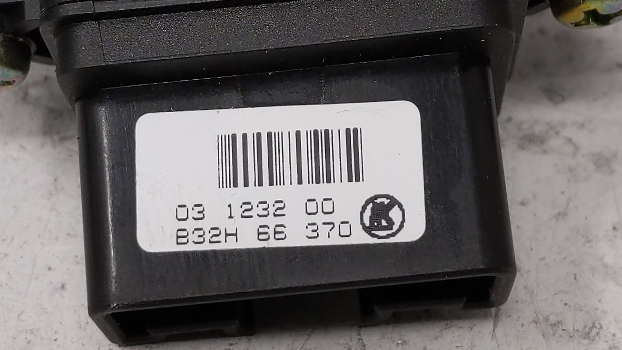 2005 Mazda 3 Passeneger Right Power Window Switch B32h 66 370|b32h66370 - Oemusedautoparts1.com