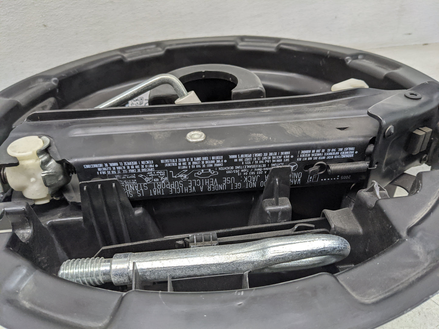 2005 Mercedes-benz Clk500 Spare Scissor Car Jack Black - Oemusedautoparts1.com