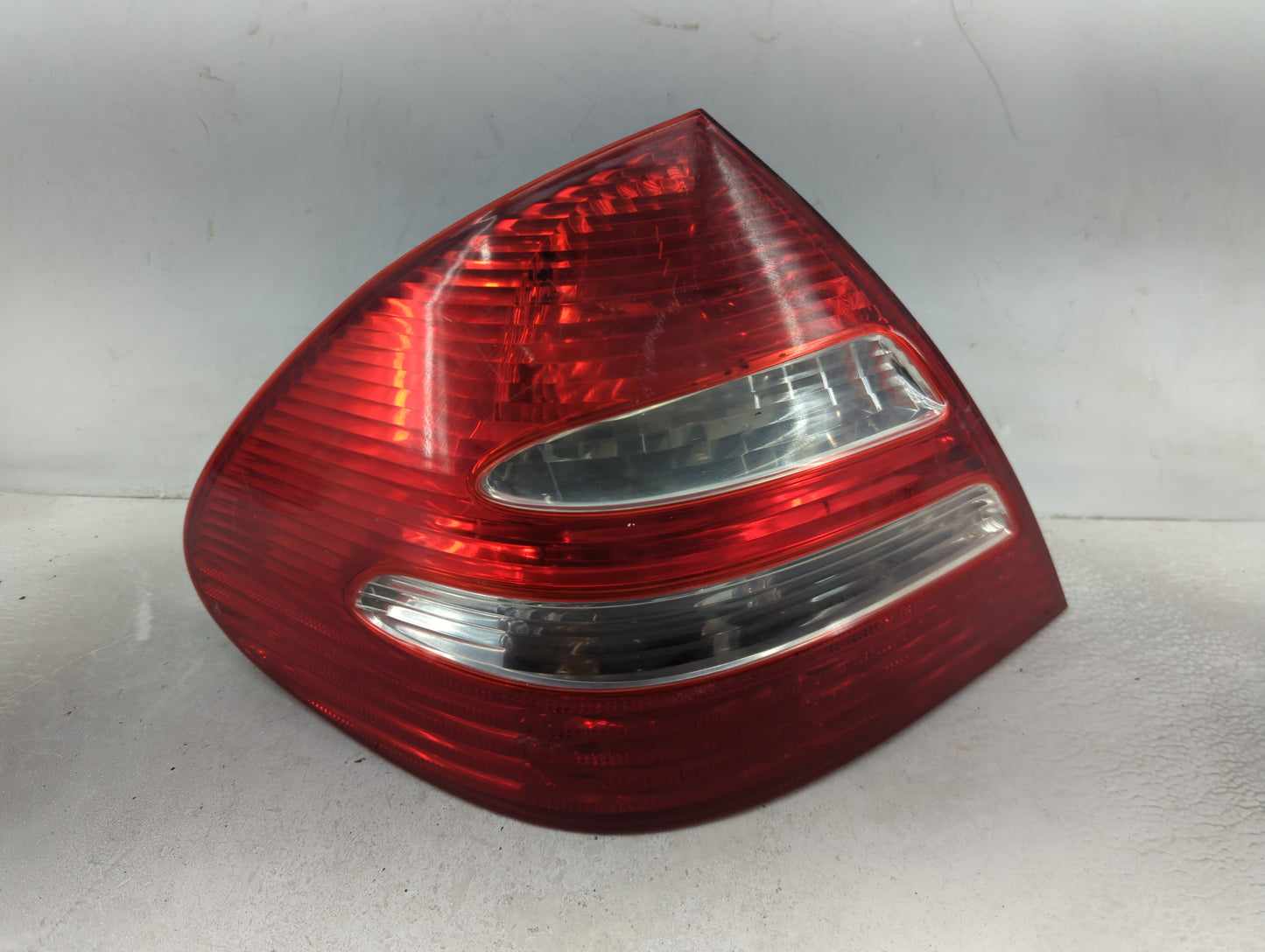2003-2006 Mercedes-Benz E500 Tail Light Assembly Passenger Right OEM P/N:A2118200364 Fits Fits 2003 2004 2005 2006 OEM Used 