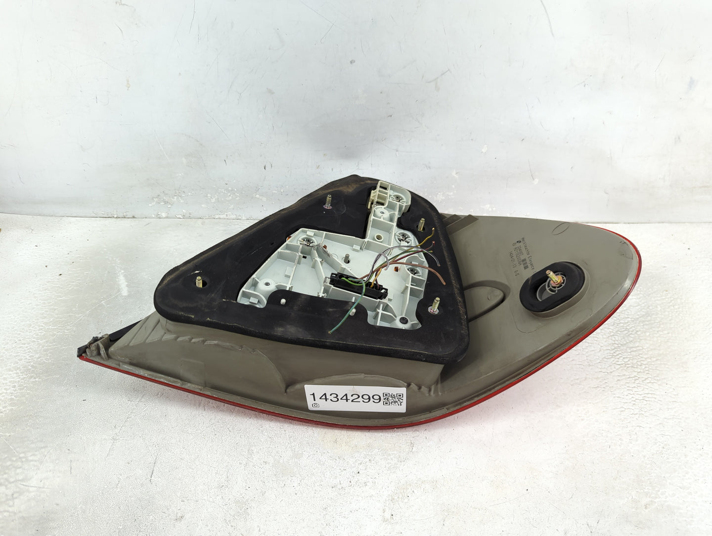 2003-2006 Mercedes-Benz E500 Tail Light Assembly Passenger Right OEM P/N:A2118200364 Fits Fits 2003 2004 2005 2006 OEM Used 