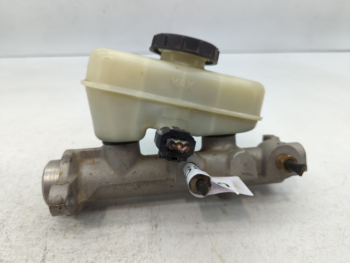 2001-2011 Mercury Grand Marquis Brake Master Cylinder 608904 - Oemusedautoparts1.com