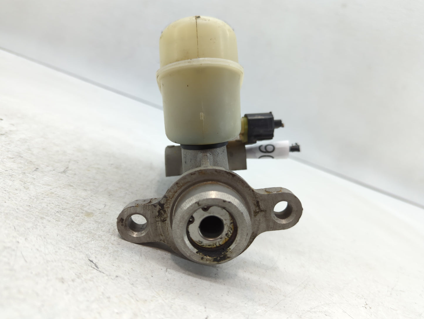 2001-2011 Mercury Grand Marquis Brake Master Cylinder 608904 - Oemusedautoparts1.com