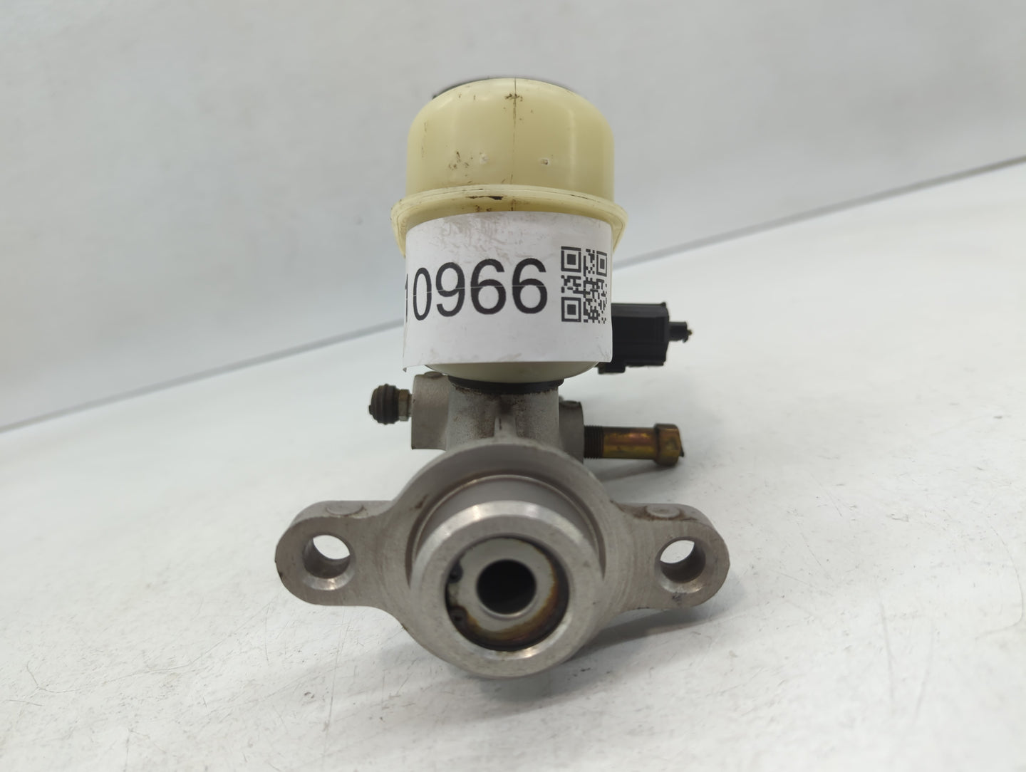 2001-2008 Mercury Grand Marquis Brake Master Cylinder 610966 - Oemusedautoparts1.com