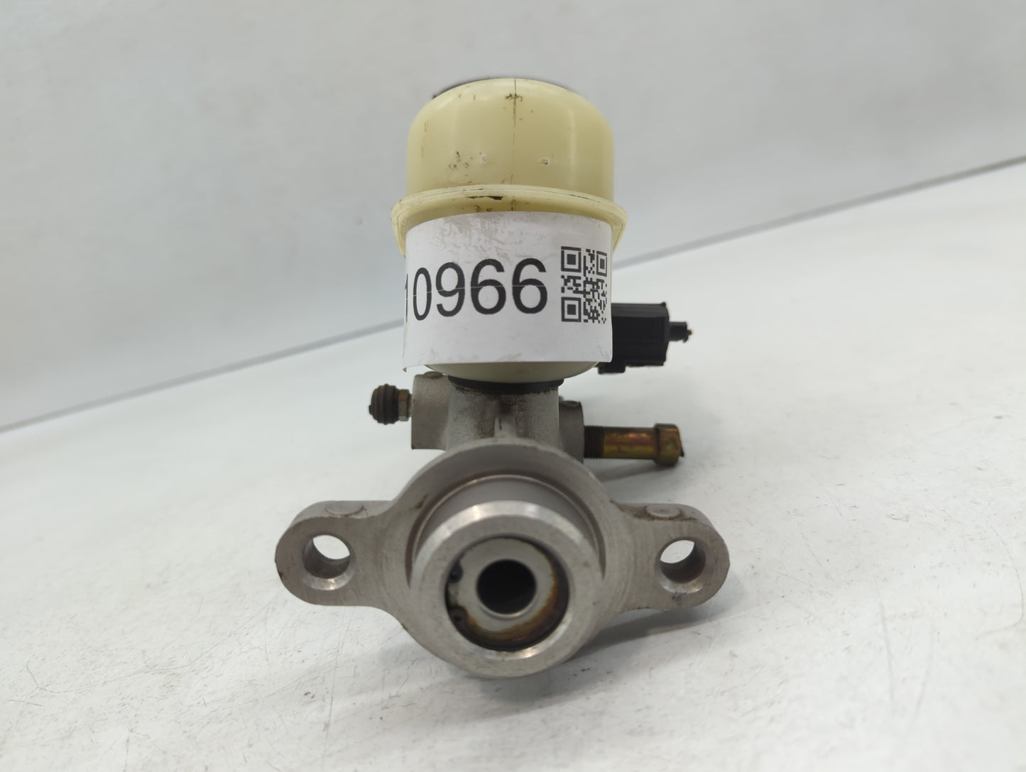 2001-2008 Mercury Grand Marquis Brake Master Cylinder 610966 - Oemusedautoparts1.com