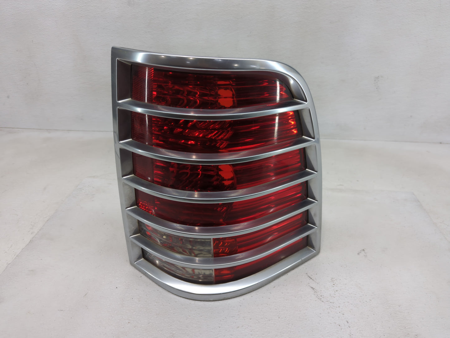 2002-2005 Mercury Mountaineer Tail Light Assembly Passenger Right OEM P/N:44ZH-1470 Fits Fits 2002 2003 2004 2005 OEM Used A