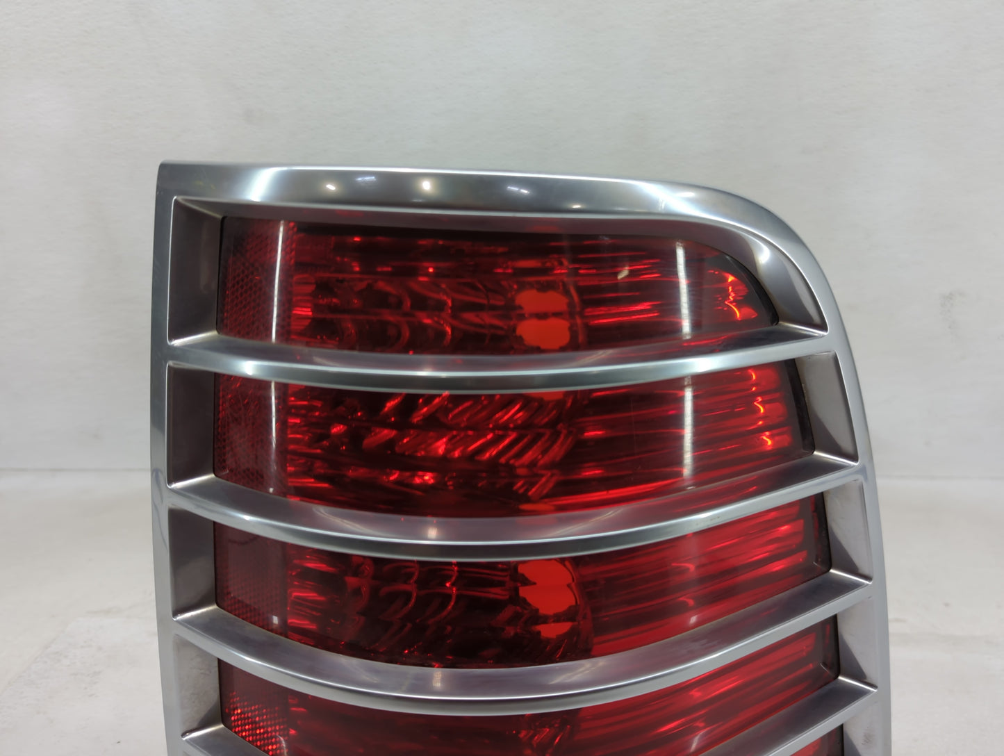 2002-2005 Mercury Mountaineer Tail Light Assembly Passenger Right OEM P/N:44ZH-1470 Fits Fits 2002 2003 2004 2005 OEM Used A