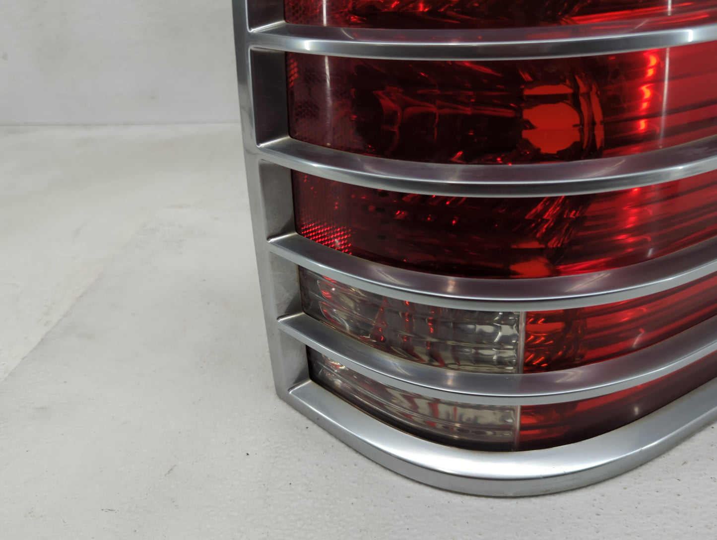 2002-2005 Mercury Mountaineer Tail Light Assembly Passenger Right OEM P/N:44ZH-1470 Fits Fits 2002 2003 2004 2005 OEM Used A
