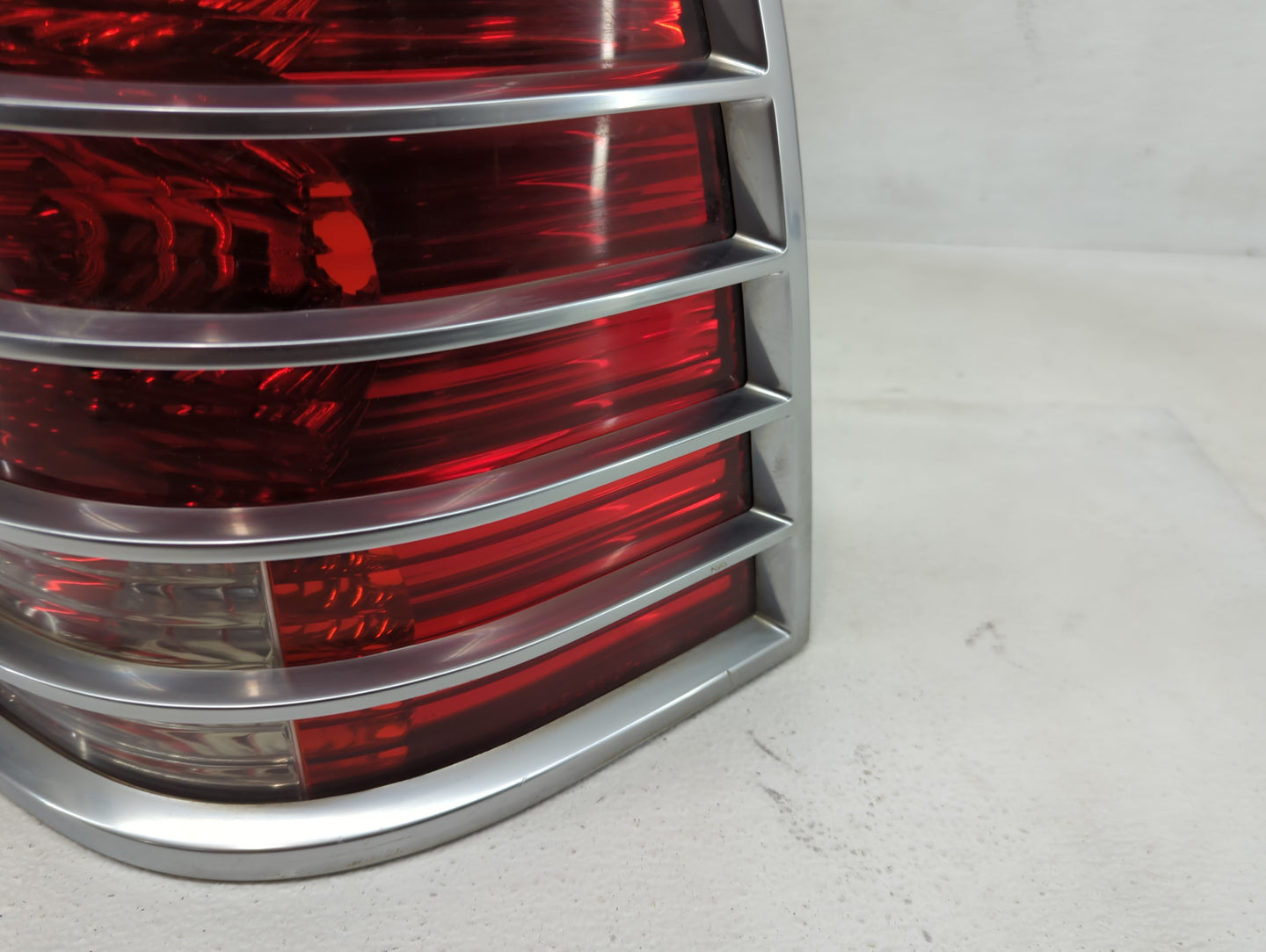 2002-2005 Mercury Mountaineer Tail Light Assembly Passenger Right OEM P/N:44ZH-1470 Fits Fits 2002 2003 2004 2005 OEM Used A