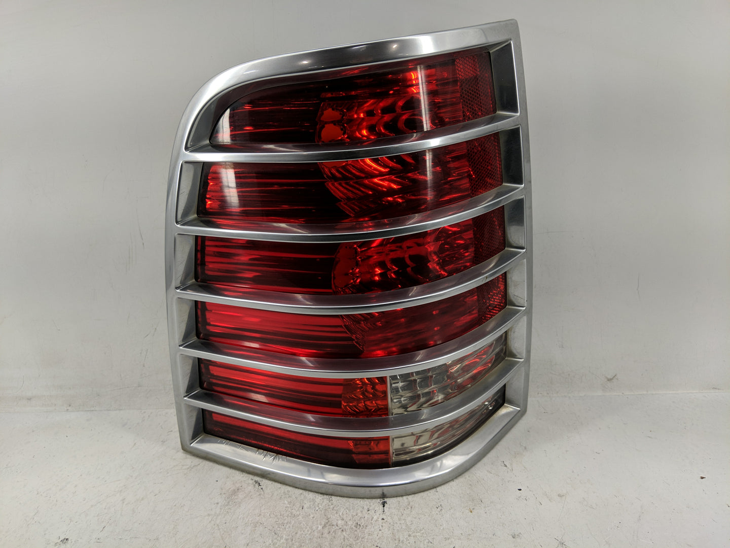 2002-2005 Mercury Mountaineer Tail Light Assembly Driver Left OEM Fits Fits 2002 2003 2004 2005 OEM Used Auto Parts - Oemuse