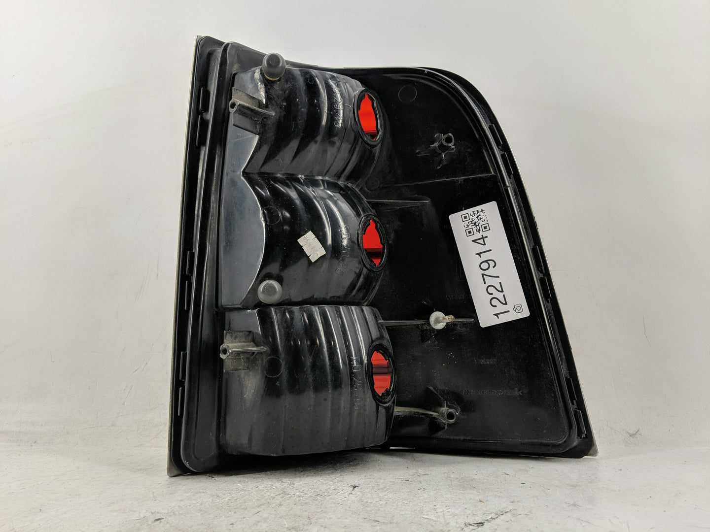 2002-2005 Mercury Mountaineer Tail Light Assembly Driver Left OEM Fits Fits 2002 2003 2004 2005 OEM Used Auto Parts - Oemuse