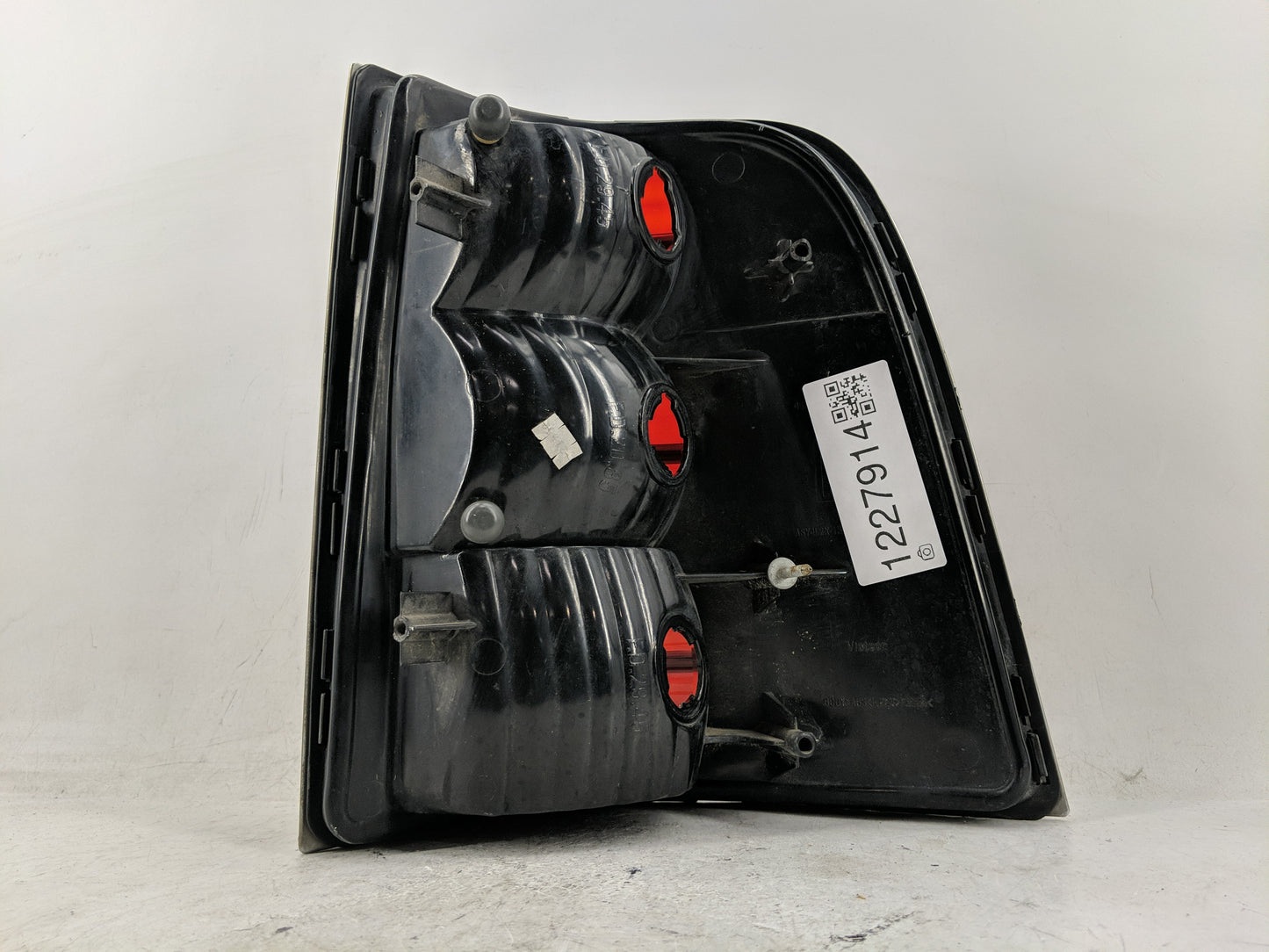 2002-2005 Mercury Mountaineer Tail Light Assembly Driver Left OEM Fits Fits 2002 2003 2004 2005 OEM Used Auto Parts - Oemuse
