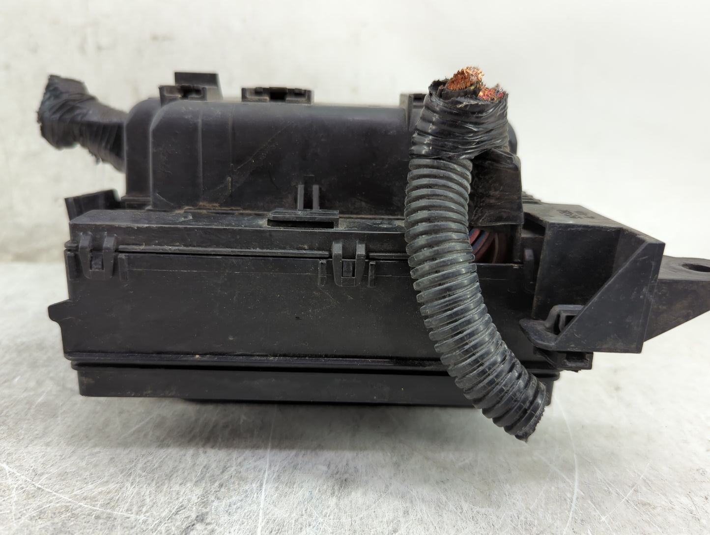 2005 Mitsubishi Galant Fusebox Fuse Box Panel Relay Module P/N:40506-0030 Fits OEM Used Auto Parts - Oemusedautoparts1.com