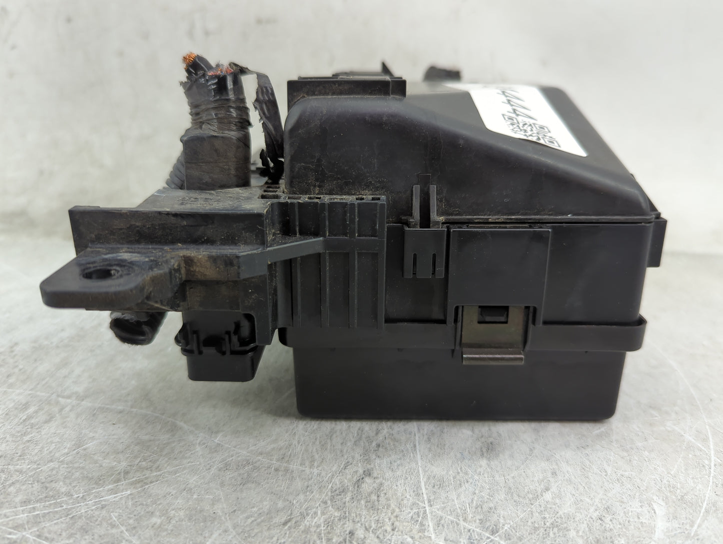 2005 Mitsubishi Galant Fusebox Fuse Box Panel Relay Module P/N:40506-0030 Fits OEM Used Auto Parts - Oemusedautoparts1.com