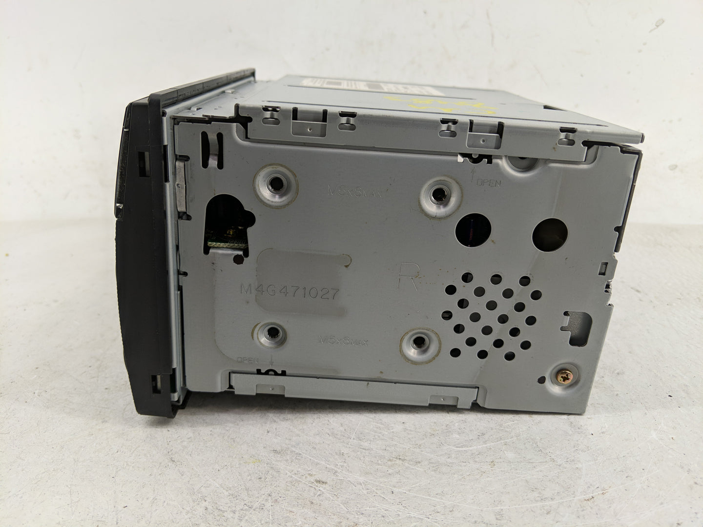 2005-2006 Nissan Altima Radio AM FM Cd Player Receiver Replacement P/N:28185 ZB20B Fits Fits 2005 2006 OEM Used Auto Parts -