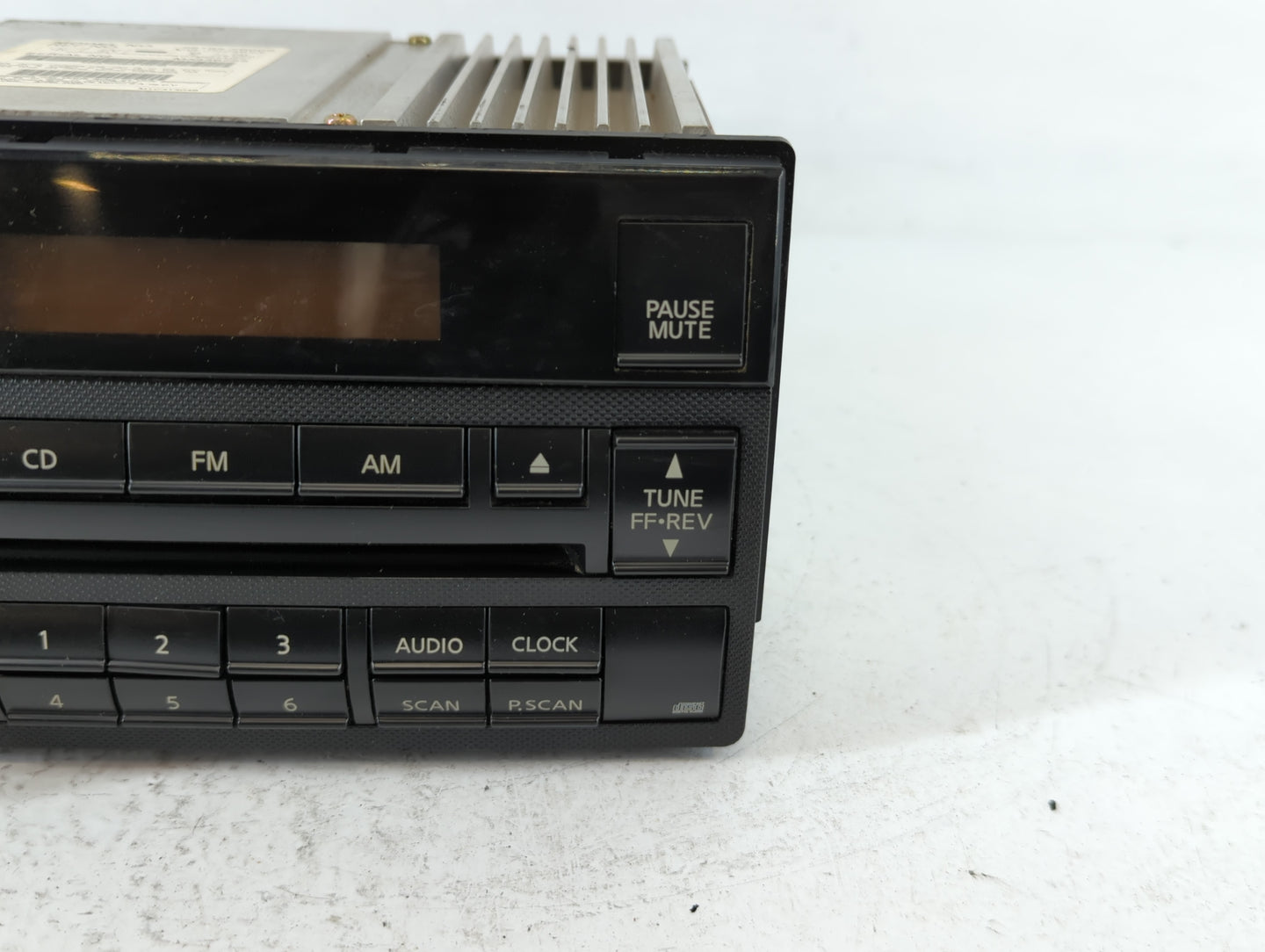 2005-2006 Nissan Altima Radio AM FM Cd Player Receiver Replacement P/N:28185 ZB00B Fits Fits 2005 2006 OEM Used Auto Parts -
