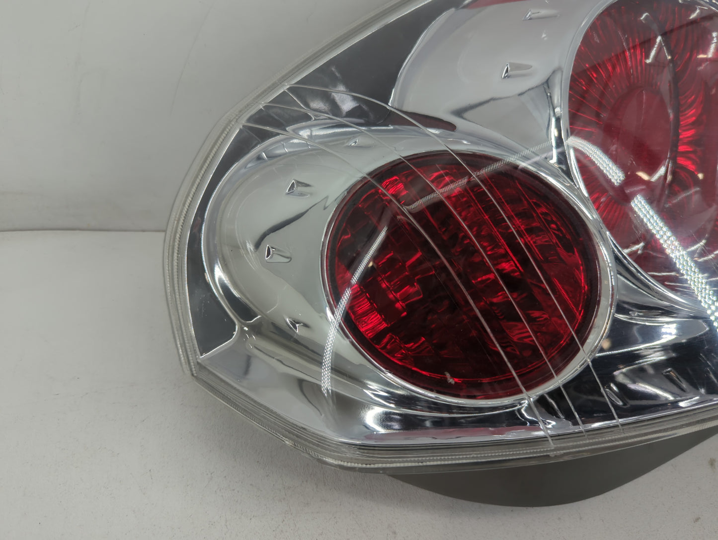 2005-2006 Nissan Altima Tail Light Assembly Passenger Right OEM P/N:30228322 DS524-B100R Fits Fits 2005 2006 OEM Used Auto P