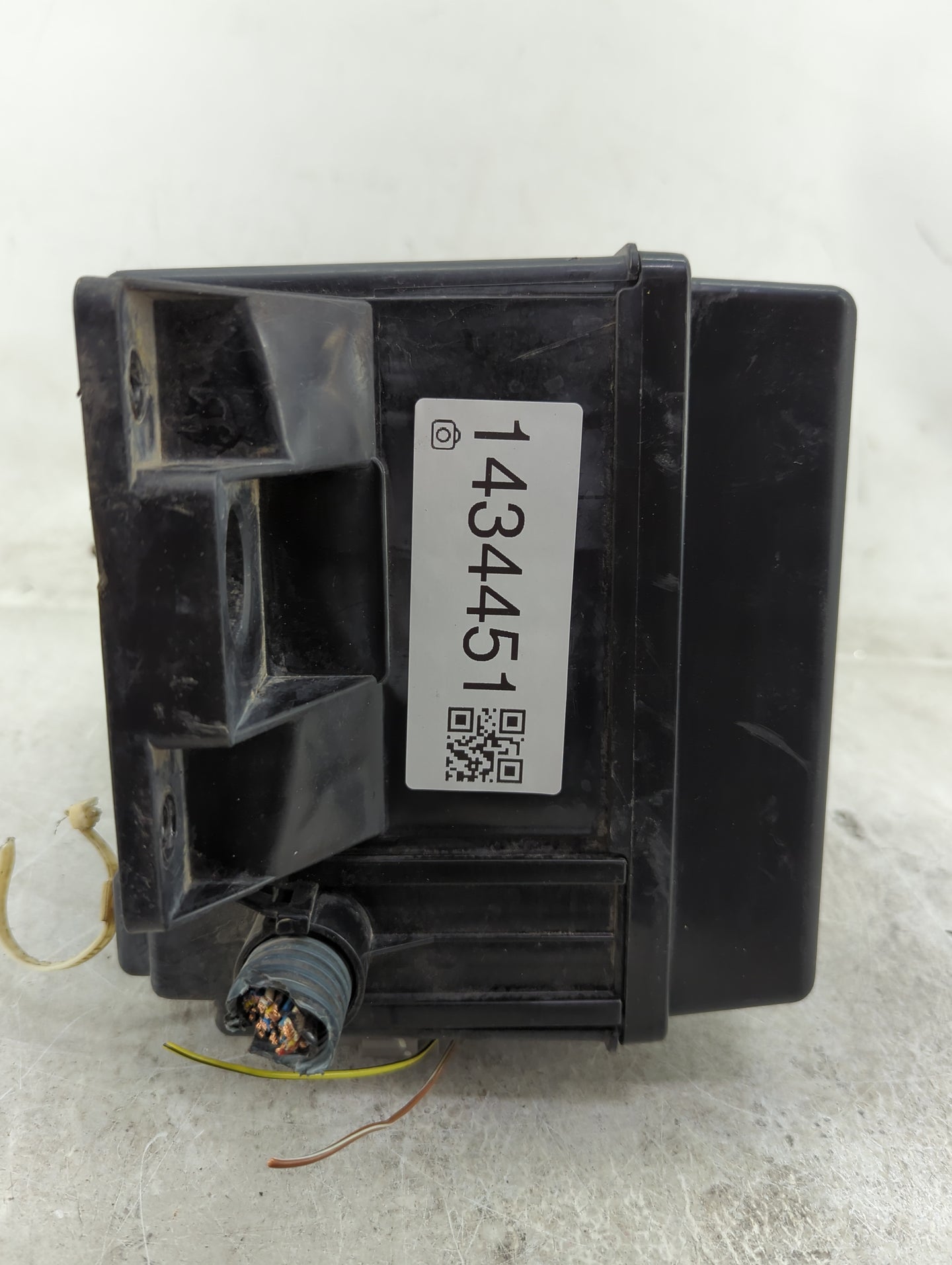 2005 Nissan Armada Fusebox Fuse Box Panel Relay Module Fits OEM Used Auto Parts - Oemusedautoparts1.com
