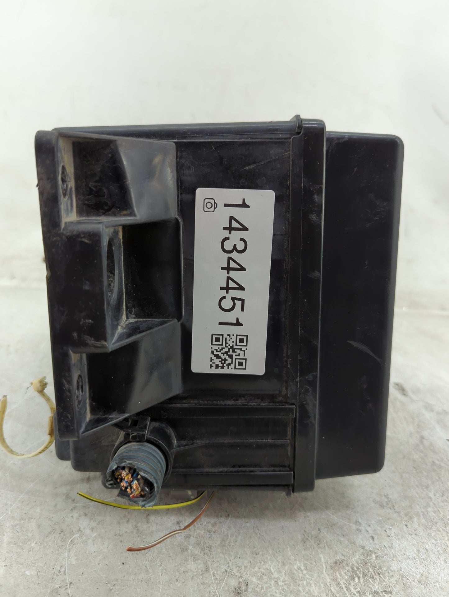 2005 Nissan Armada Fusebox Fuse Box Panel Relay Module Fits OEM Used Auto Parts - Oemusedautoparts1.com