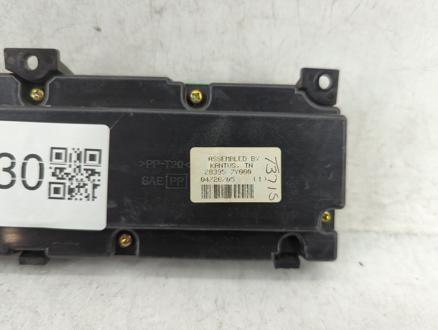 2004-2005 Nissan Maxima Radio AM FM Cd Player Receiver Replacement P/N:283957Y000 Fits Fits 2004 2005 OEM Used Auto Parts - 