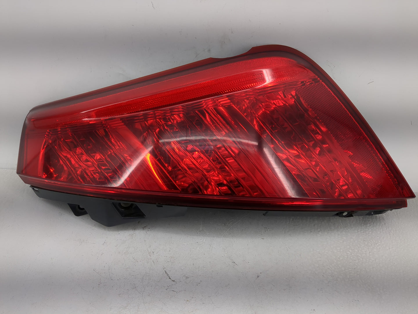 2003-2005 Nissan Murano Tail Light Assembly Passenger Right OEM P/N:220-63698 Fits Fits 2003 2004 2005 OEM Used Auto Parts -