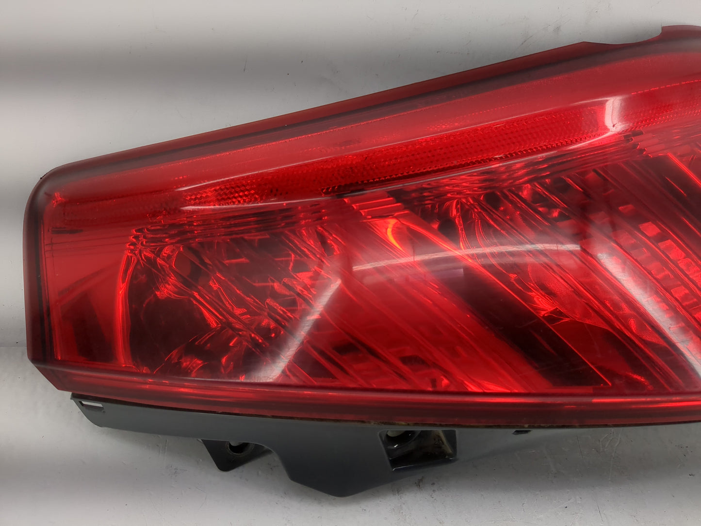 2003-2005 Nissan Murano Tail Light Assembly Passenger Right OEM P/N:220-63698 Fits Fits 2003 2004 2005 OEM Used Auto Parts -