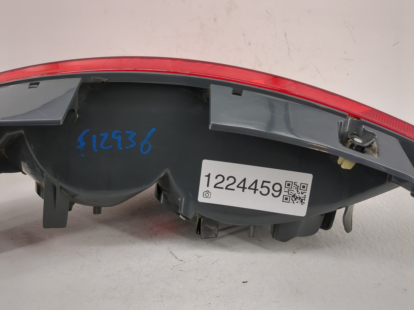 2003-2005 Nissan Murano Tail Light Assembly Passenger Right OEM P/N:220-63698 Fits Fits 2003 2004 2005 OEM Used Auto Parts -