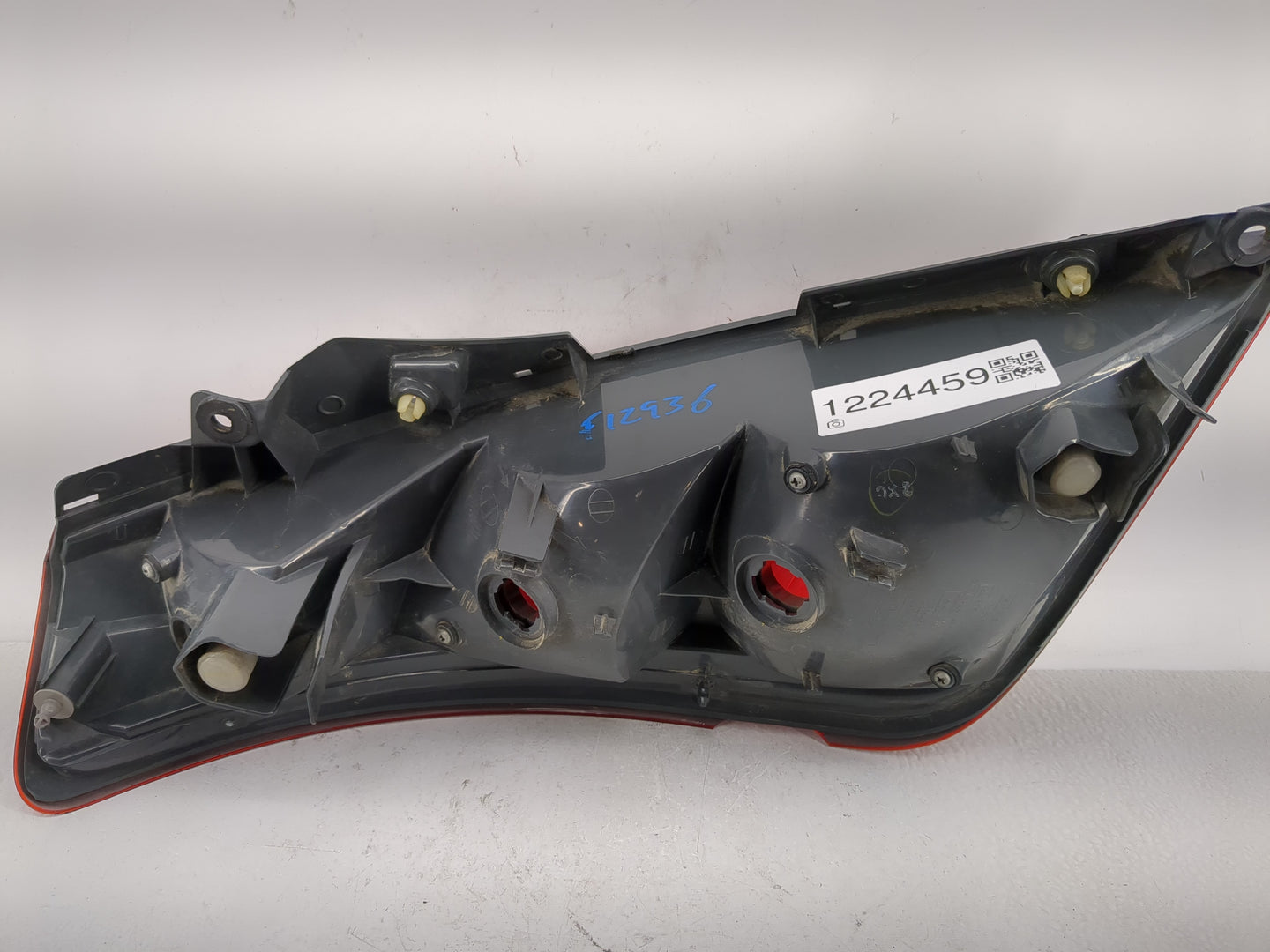 2003-2005 Nissan Murano Tail Light Assembly Passenger Right OEM P/N:220-63698 Fits Fits 2003 2004 2005 OEM Used Auto Parts -