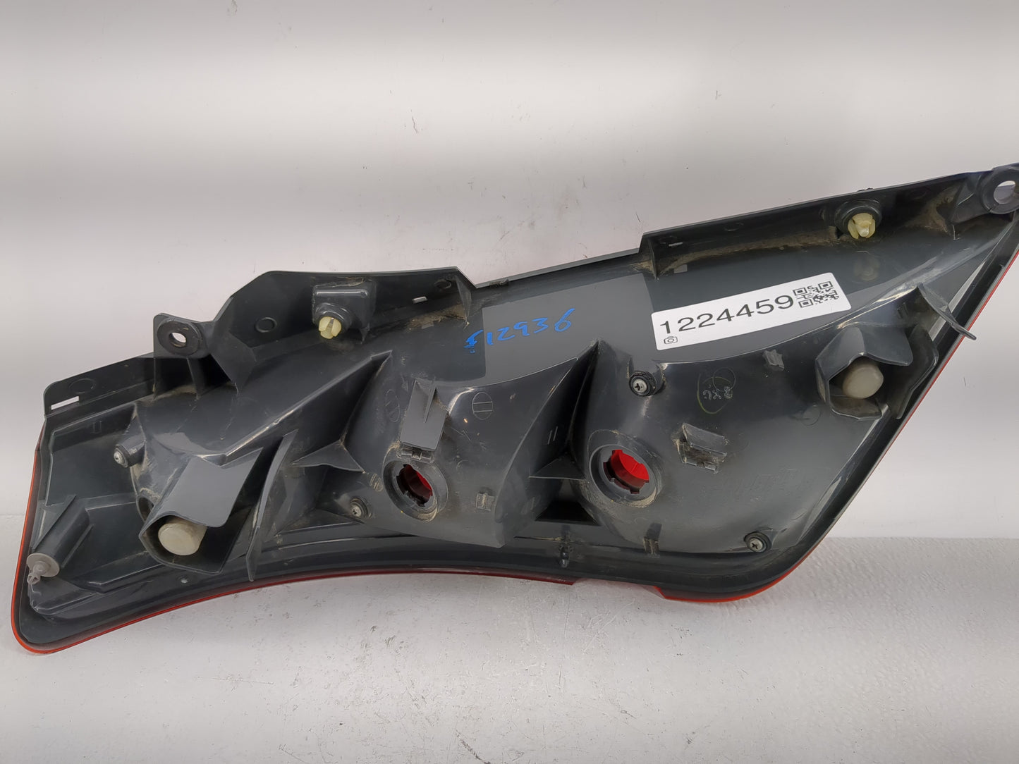 2003-2005 Nissan Murano Tail Light Assembly Passenger Right OEM P/N:220-63698 Fits Fits 2003 2004 2005 OEM Used Auto Parts -