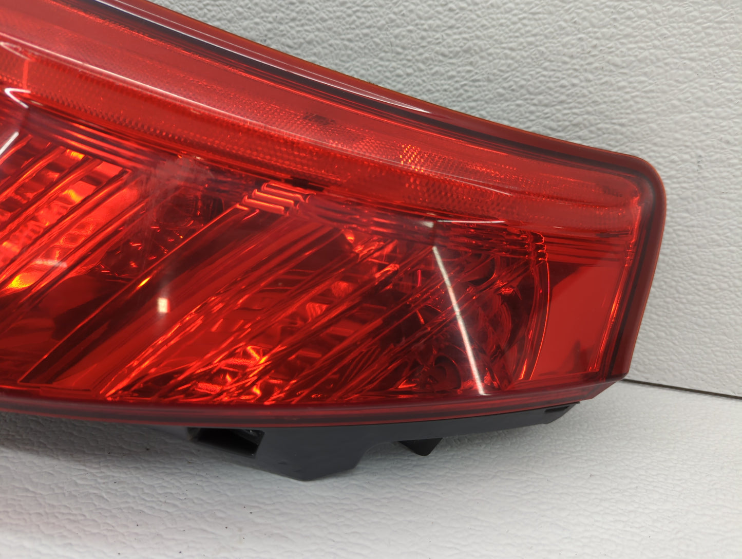 2003-2005 Nissan Murano Tail Light Assembly Driver Left OEM P/N:220-63598 Fits Fits 2003 2004 2005 OEM Used Auto Parts - Oem