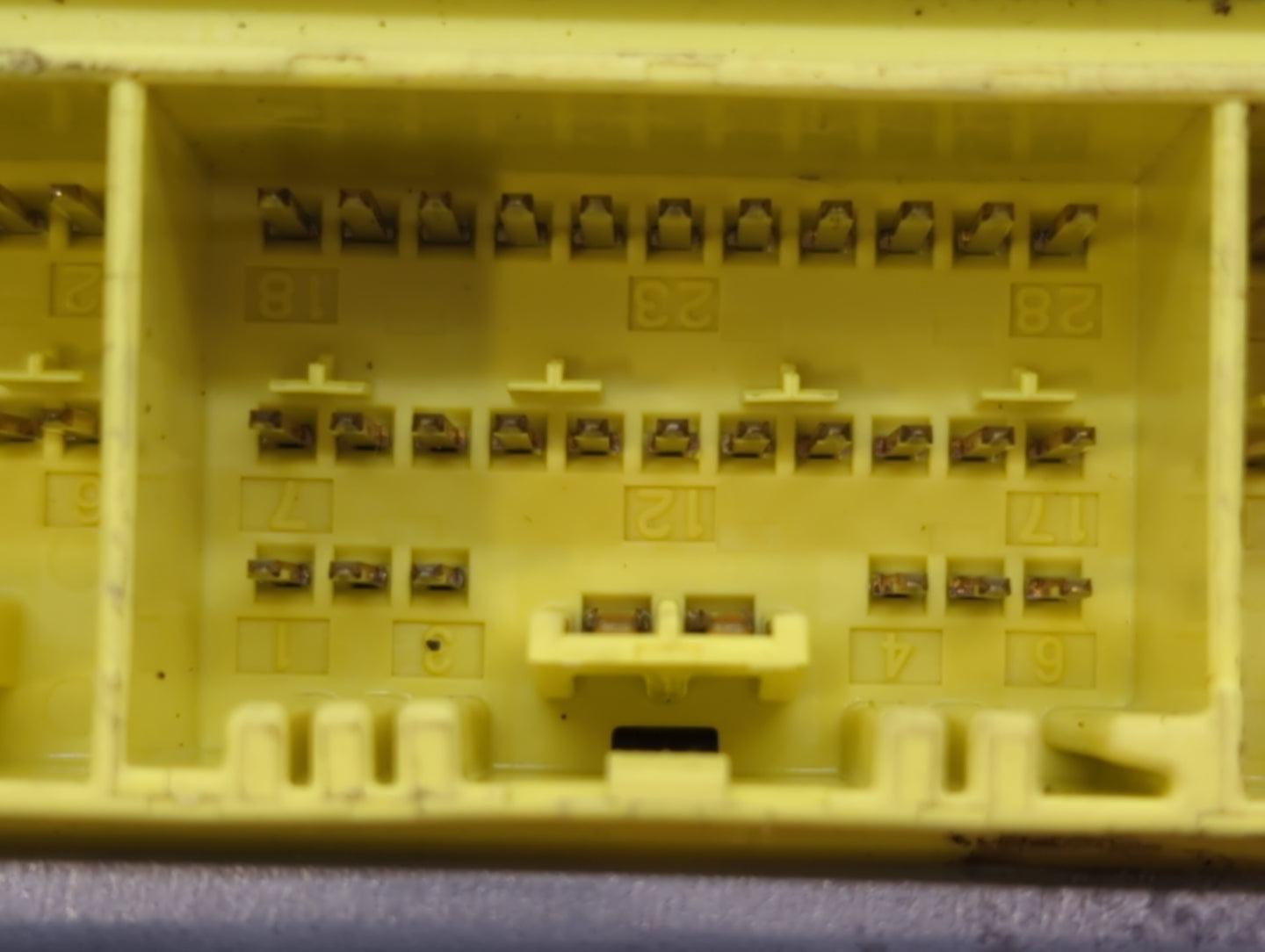 2005-2005 Nissan Pathfinder Chassis Control Module Ccm Bcm Body Control - Oemusedautoparts1.com