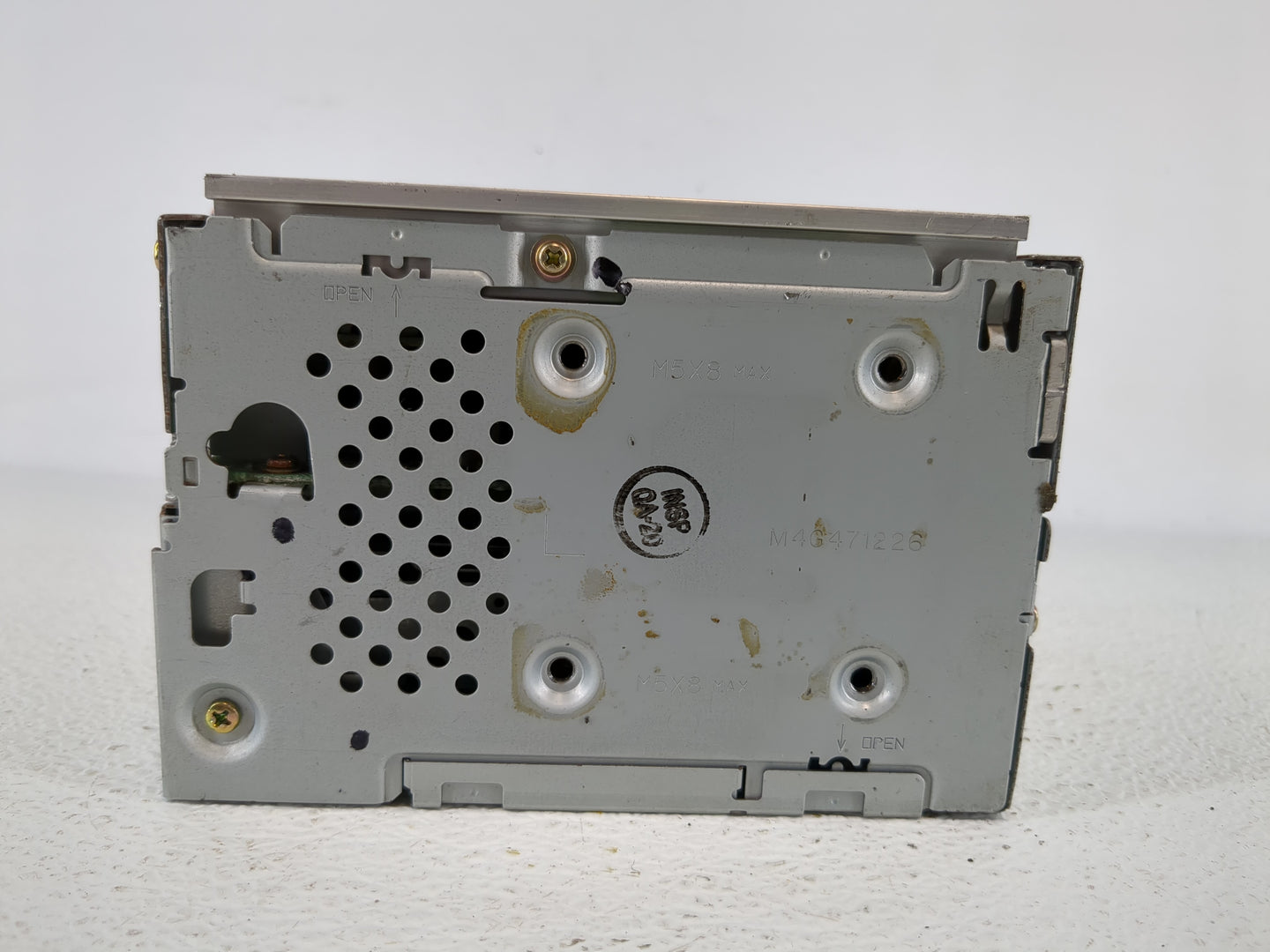 2004-2005 Nissan Titan Radio AM FM Cd Player Receiver Replacement P/N:28185 8S517 Fits Fits 2004 2005 OEM Used Auto Parts - 