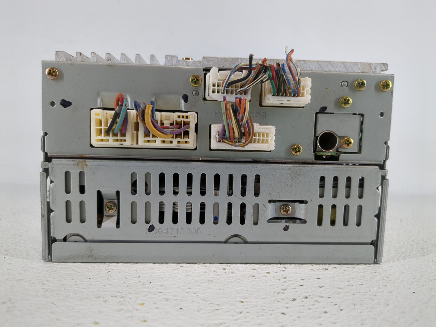 2004-2005 Nissan Titan Radio AM FM Cd Player Receiver Replacement P/N:28185 8S517 Fits Fits 2004 2005 OEM Used Auto Parts - 
