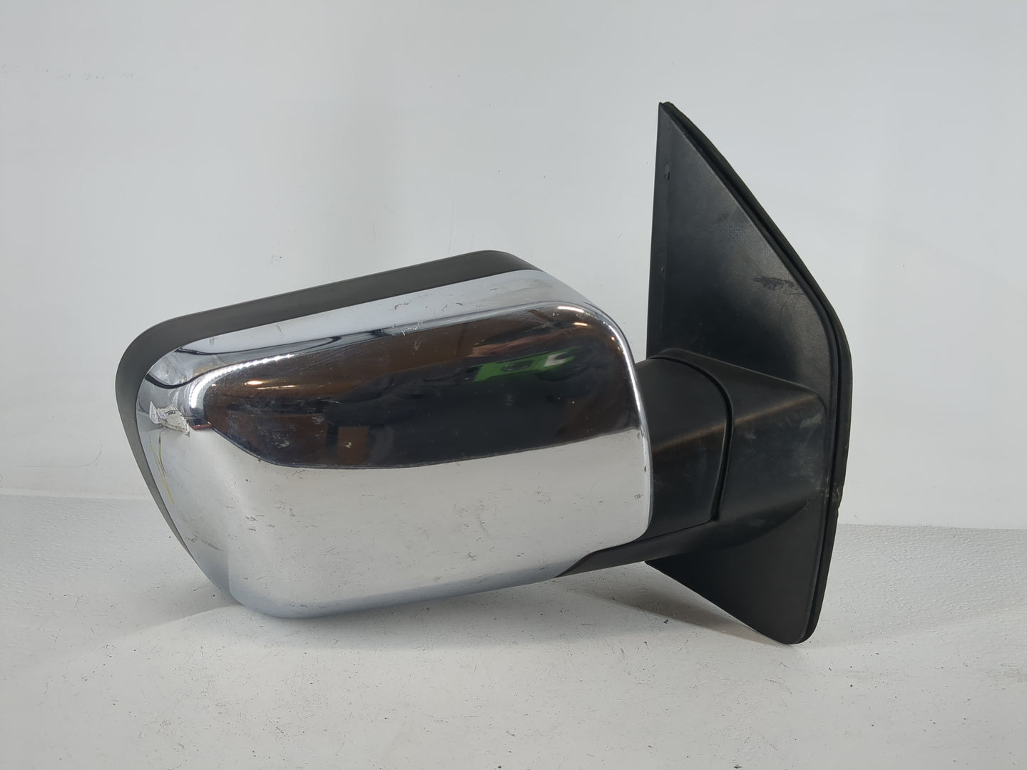 2004-2009 Nissan Titan Passenger Side View Mirror - Right Door Mirror OEM Used - Oemusedautoparts1.com