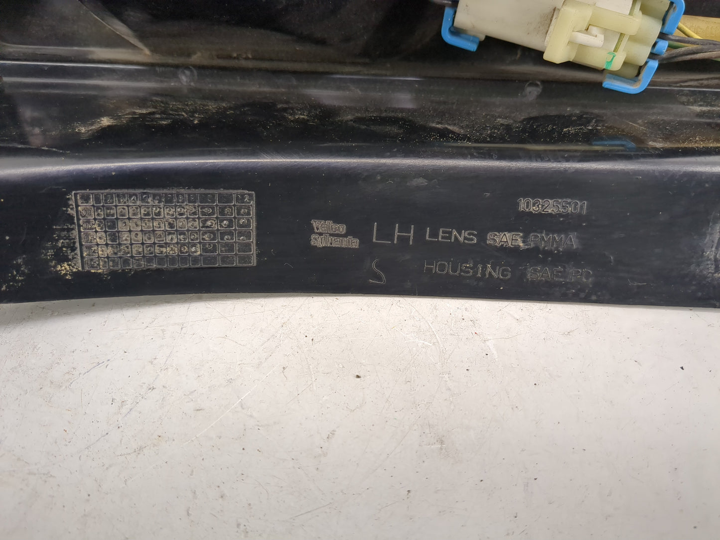 2001-2005 Pontiac Aztek Tail Light Assembly Driver Left OEM P/N:10325501 Fits Fits 2001 2002 2003 2004 2005 OEM Used Auto Pa