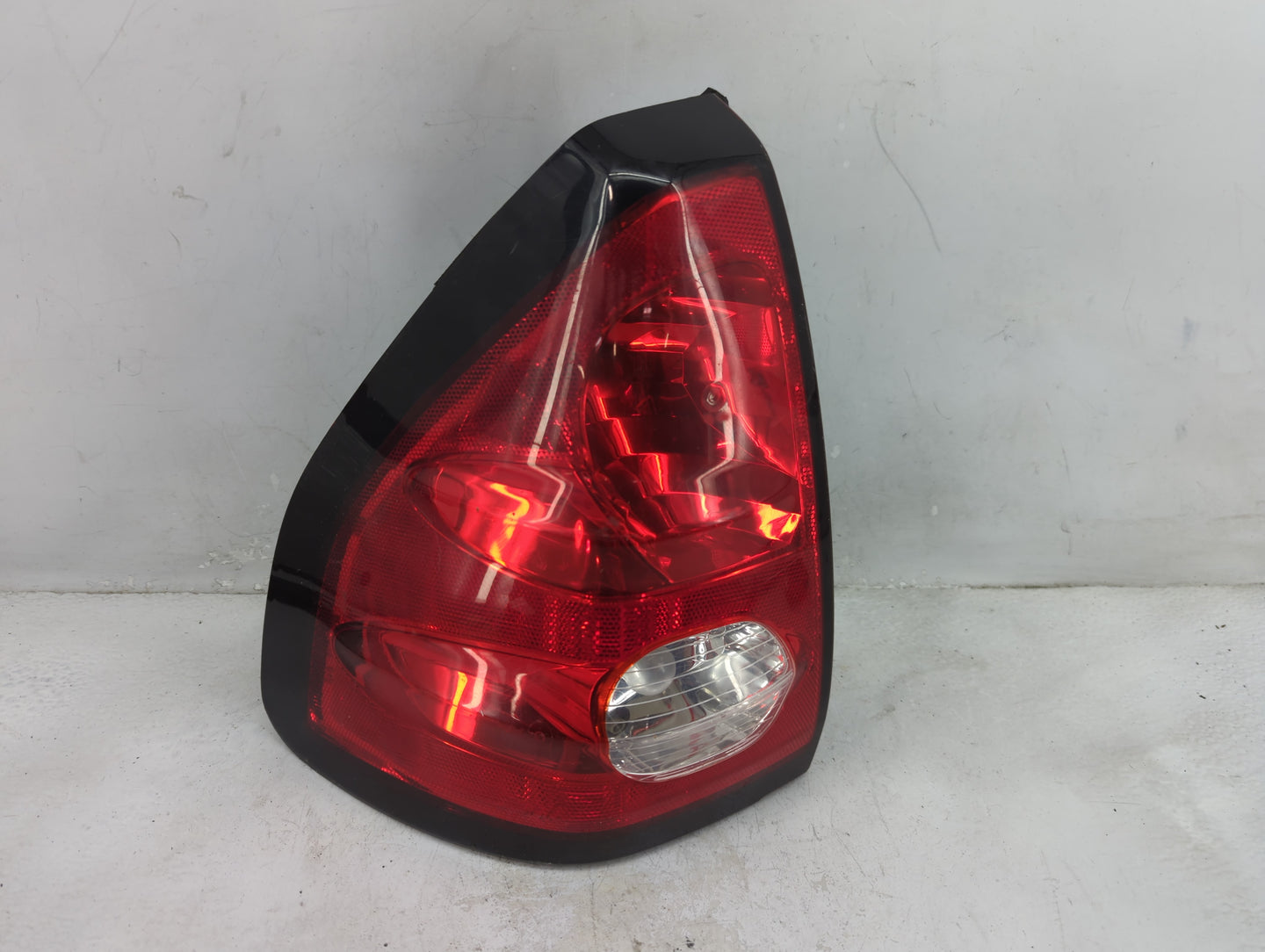 2001-2005 Pontiac Aztek Tail Light Assembly Driver Left OEM P/N:10325501 Fits Fits 2001 2002 2003 2004 2005 OEM Used Auto Pa