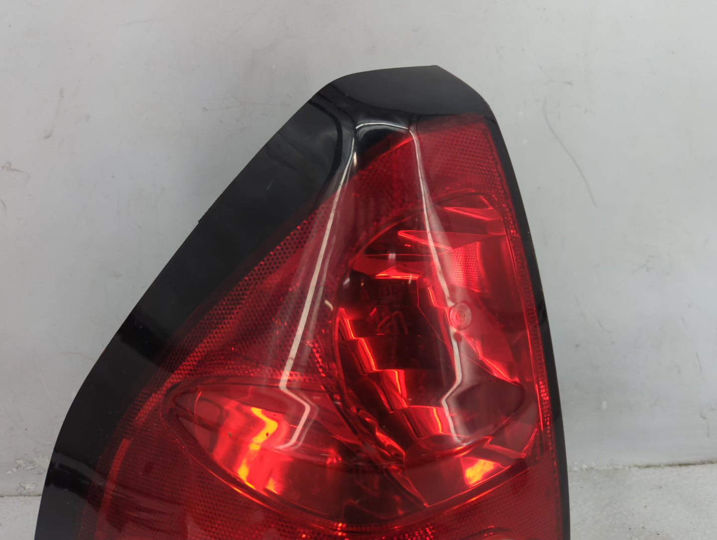 2001-2005 Pontiac Aztek Tail Light Assembly Driver Left OEM P/N:10325501 Fits Fits 2001 2002 2003 2004 2005 OEM Used Auto Pa