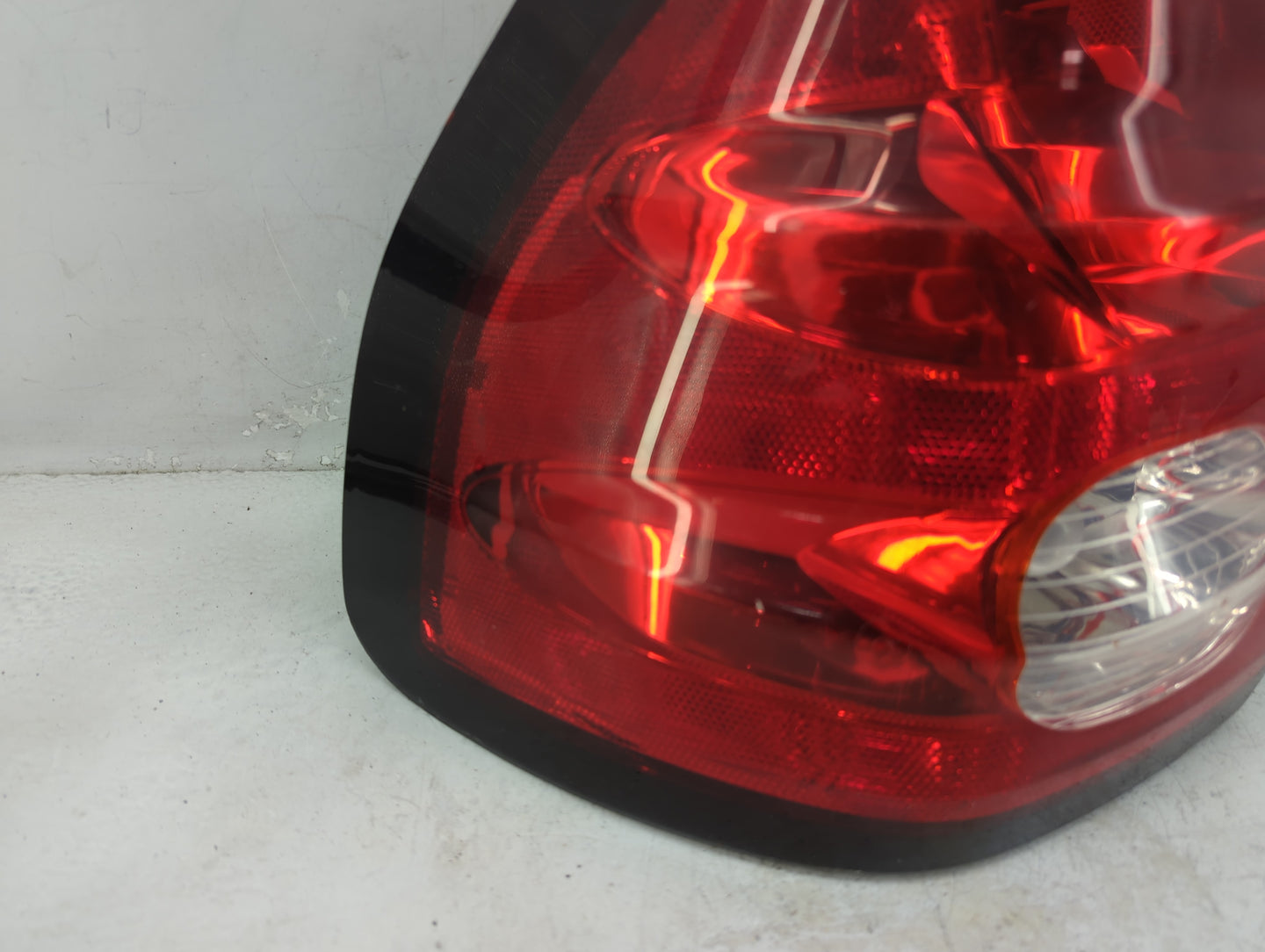 2001-2005 Pontiac Aztek Tail Light Assembly Driver Left OEM P/N:10325501 Fits Fits 2001 2002 2003 2004 2005 OEM Used Auto Pa