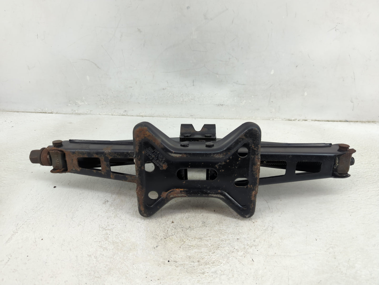 2005 Pontiac Grand Prix Spare Scissor Car Jack - Oemusedautoparts1.com