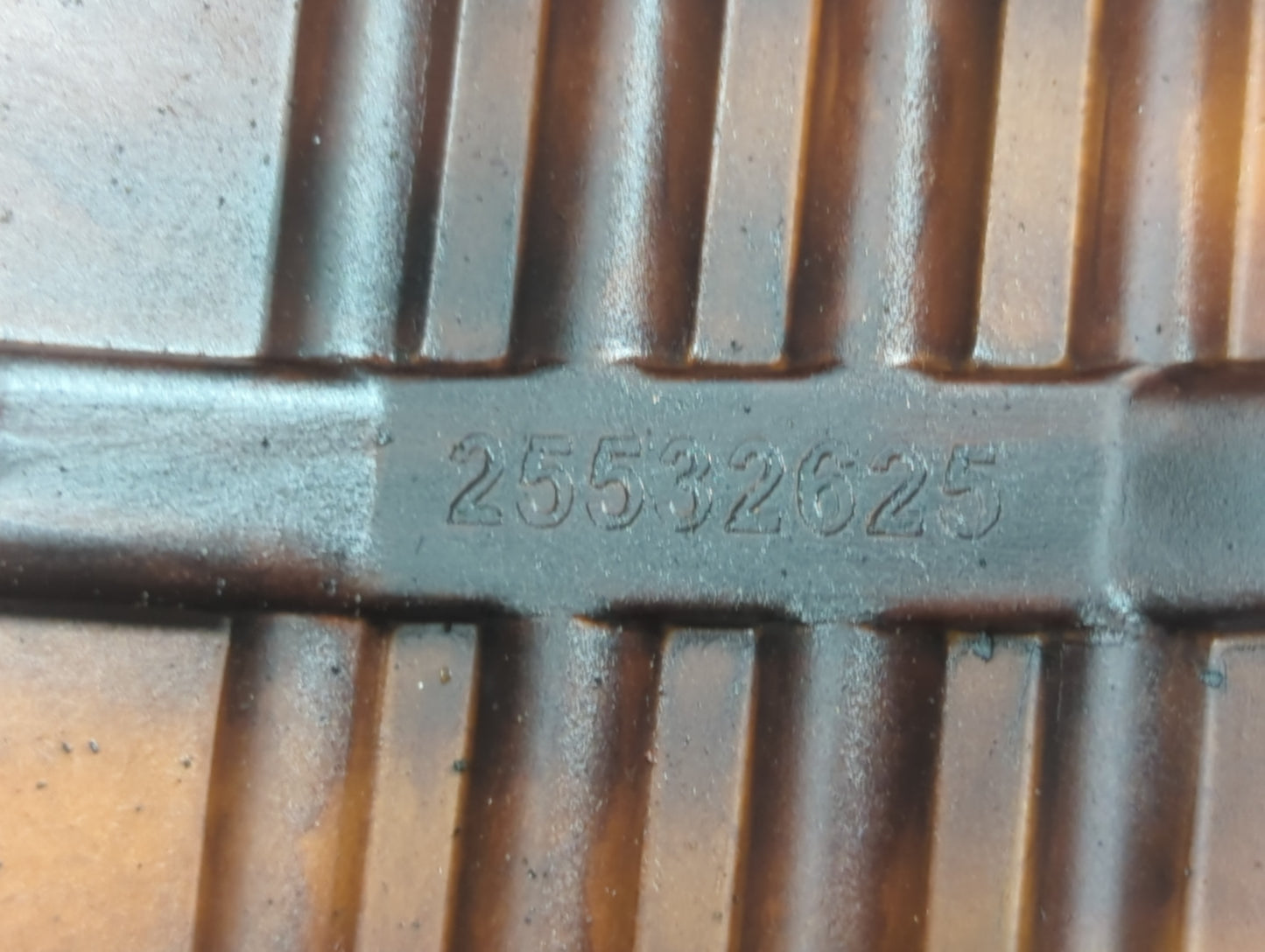 2005 Pontiac Grand Prix Driver Left Cylinder Head Valve Cover P/N:25532625 Fits OEM Used Auto Parts - Oemusedautoparts1.com