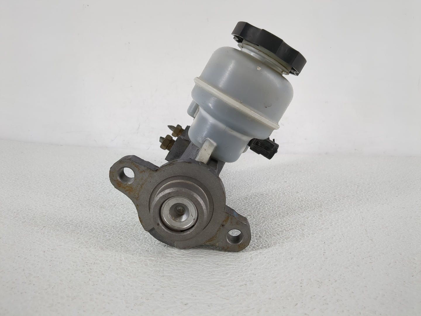 2000-2005 Pontiac Montana Brake Master Cylinder - Oemusedautoparts1.com