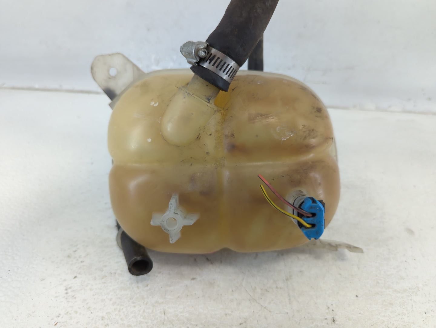 2003-2007 Saturn Ion Windshield Washer Fluid Reservoir Bottle 657998 - Oemusedautoparts1.com