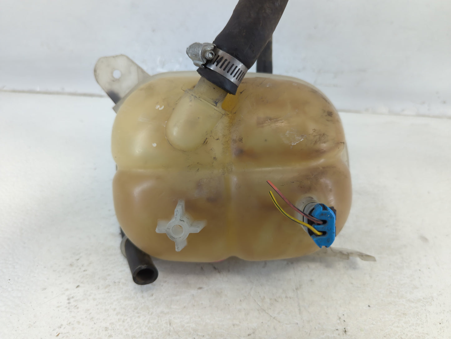 2003-2007 Saturn Ion Windshield Washer Fluid Reservoir Bottle 657998 - Oemusedautoparts1.com
